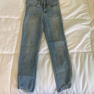 American Eagle distressed cut skinny jeans 👖